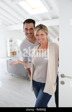 Fröhliche reifes Paar stehend zu Hause vordere Klappe Stockfoto