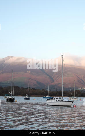 Am frühen Morgen einen Blick Boote und Schiffe auf Derwentwater See in Cumbria England Großbritannien Stockfoto