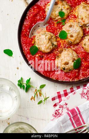 Huhn Frikadellen mit Tomaten in der Pfanne. style Vintage. Selektive konzentrieren. Stockfoto