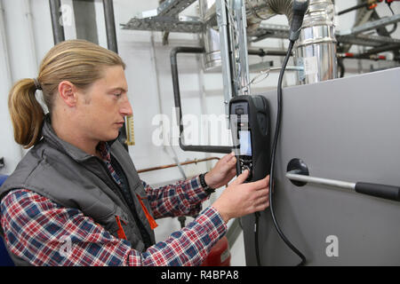 Techniker prüfen Wärmepumpe Intensität, mit der sich elektronische Gerät Stockfoto