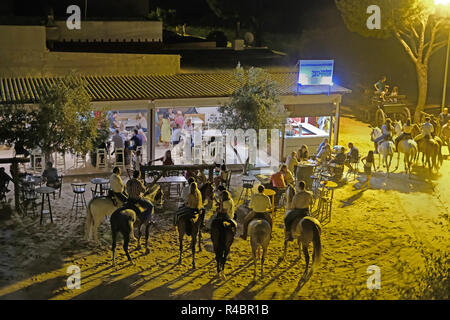 Pferde angebunden, gebunden außerhalb der Bar El Rocio, Spanien. Stockfoto