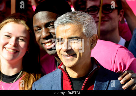 Sadiq Khan, Bürgermeister von London, der zu Beginn der Abstimmung März zur Unterstützung eines zweiten Referendums Brexit, London, 20. Oktober 2018. Mit Femi Ol Stockfoto