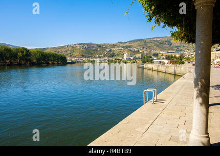 Peso Da Regua, Portugal - Oktober 05, 2018: Douro Banken, Vila Real, Portugal Stockfoto