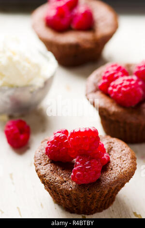 Schokoladenkuchen mit Eis und Himbeere. Selektive konzentrieren. Stockfoto