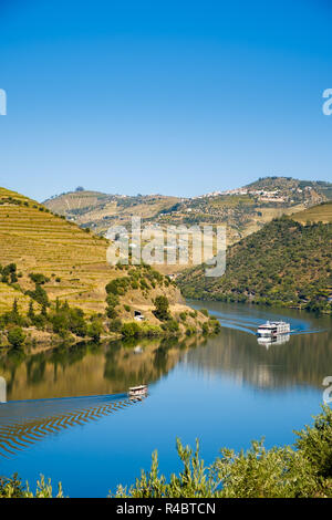 Peso Da Regua, Portugal - Oktober 05, 2018: Boot, die Touristen auf dem Fluss Douro, Vila Real, Portugal Stockfoto