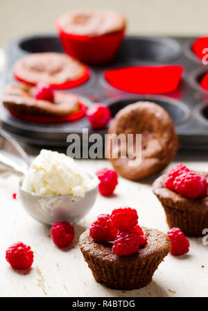 Schokoladenkuchen mit Eis und Himbeere. Selektive konzentrieren. Stockfoto