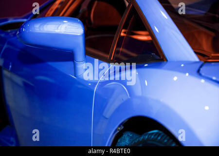 Seite Auto Spiegel Nahaufnahme. Details der blaues Auto Stockfoto