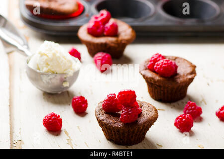 Schokoladenkuchen mit Eis und Himbeere. Selektive konzentrieren. Stockfoto