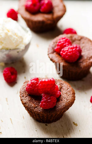 Schokoladenkuchen mit Eis und Himbeere. Selektive konzentrieren. Stockfoto