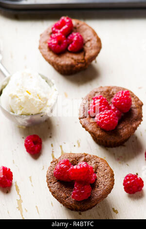 Schokoladenkuchen mit Eis und Himbeere. Selektive konzentrieren. Stockfoto