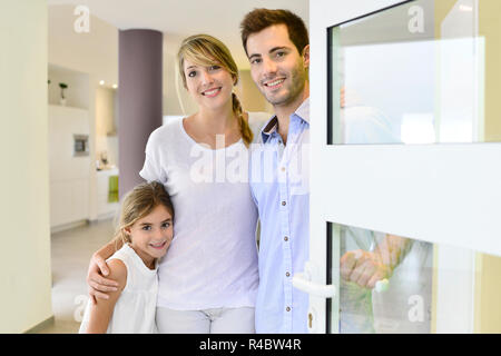 Familie, die an der Eingangstür zum Laden Stockfoto