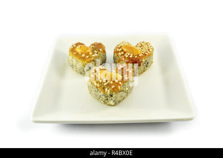 Mini Cookies isoliert/herzförmige von Cookies Kuchen mit weißer Sesam und Cashew-nuss oben auf weißem Hintergrund Stockfoto