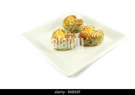 Mini Cookies isoliert/herzförmige von Cookies Kuchen mit weißer Sesam und Cashew-nuss oben auf weißem Hintergrund Stockfoto