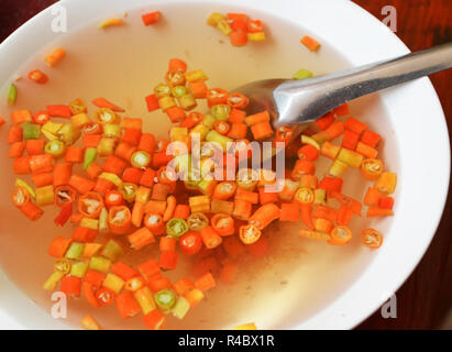 Schicht roter Chili in Essig/Thai Stil Lebensmittel Gewürze Essig sauer und scharf für Nudeln Stockfoto