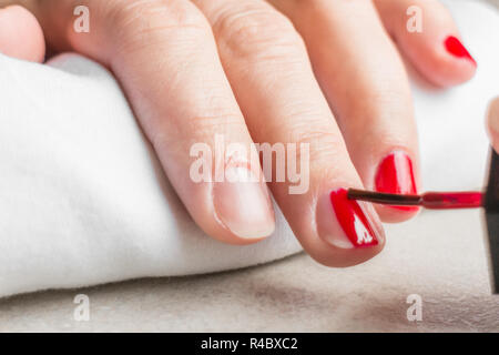 Nägel Frau gepflegten mit rotem Nagellack Stockfoto