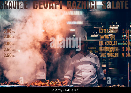 ISTANBUL, Türkei - 15. MAI 2008: Koch von einem Kebab Restaurant vom Fenster aus gesehen Stockfoto