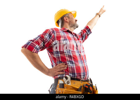 Unter Aufnahme der männlichen Builder nach oben mit Zeigefinger auf weiße studio Hintergrund isoliert Stockfoto
