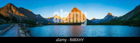 Wunderschöne Landschaft am Swiftcurrent Lake bei Sonnenaufgang in Many Glacier, Montana Glacier National Park, Montana, USA. Stockfoto