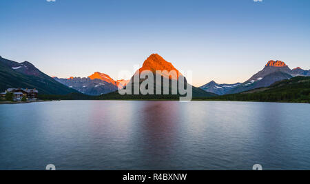 Wunderschöne Landschaft am Swiftcurrent Lake bei Sonnenaufgang in Many Glacier, Montana Glacier National Park, Montana, USA. Stockfoto