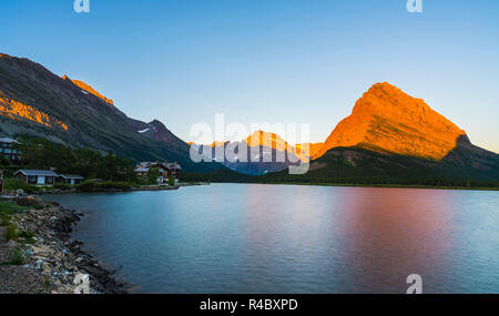 Wunderschöne Landschaft am Swiftcurrent Lake bei Sonnenaufgang in Many Glacier, Montana Glacier National Park, Montana, USA. Stockfoto