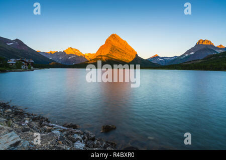 Wunderschöne Landschaft am Swiftcurrent Lake bei Sonnenaufgang in Many Glacier, Montana Glacier National Park, Montana, USA. Stockfoto