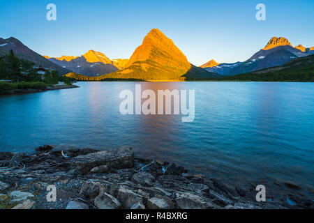 Wunderschöne Landschaft am Swiftcurrent Lake bei Sonnenaufgang in Many Glacier, Montana Glacier National Park, Montana, USA. Stockfoto