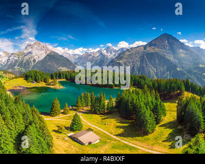 Arnisee mit Schweizer Alpen. Arnisee ist ein Stausee im Kanton Uri, Schweiz, Europa. Stockfoto