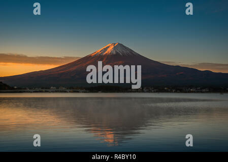 Mt. Fuji über dem See Kawaguchiko bei Sonnenaufgang in Fujikawaguchiko, Japan. Stockfoto
