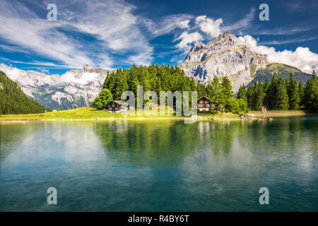 Arnisee mit Schweizer Alpen. Arnisee ist ein Stausee im Kanton Uri, Schweiz, Europa. Stockfoto