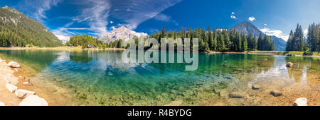 Arnisee mit Schweizer Alpen. Arnisee ist ein Stausee im Kanton Uri, Schweiz, Europa. Stockfoto