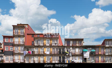 Anzeigen von Fassaden, Gasse und traditionelle Häuser in Porto Stockfoto