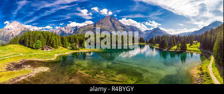 Arnisee mit Schweizer Alpen. Arnisee ist ein Stausee im Kanton Uri, Schweiz, Europa. Stockfoto