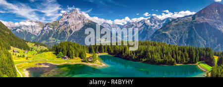 Arnisee mit Schweizer Alpen. Arnisee ist ein Stausee im Kanton Uri, Schweiz, Europa. Stockfoto