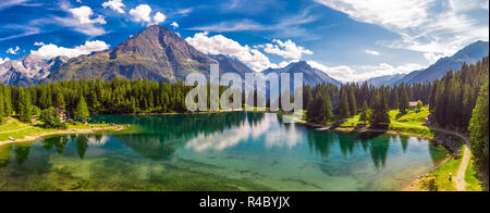 Arnisee mit Schweizer Alpen. Arnisee ist ein Stausee im Kanton Uri, Schweiz, Europa. Stockfoto