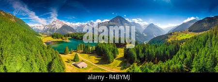 Arnisee mit Schweizer Alpen. Arnisee ist ein Stausee im Kanton Uri, Schweiz, Europa. Stockfoto