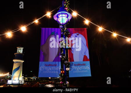 Orlando, Florida; 24. November 2018. Urlaub unterzeichnen und Leuchtturm in der Nacht in International Drive. Stockfoto