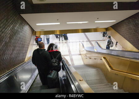 Port Authority Bus Terminal, 625 8th Avenue, New York City, NY, Vereinigte Staaten von Amerika. Stockfoto