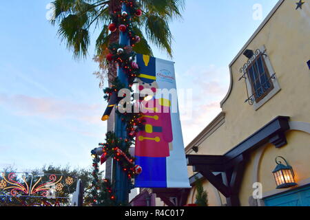 Orlando, Florida; 24. November 2018. Nussknacker unterzeichnen und afrikanischen Stil Gebäude in International Drive. Stockfoto