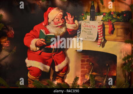 Orlando, Florida; 24. November 2018. Vintage Malerei von Santa Claus von Kamin in International Drive. Stockfoto