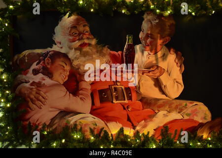 Orlando, Florida; 24. November 2018. Vintage Malerei von Santa Claus mit beleuchteten Kante in International Drive. Stockfoto