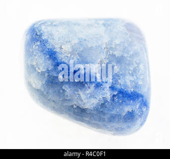 Makrofotografie von natürlichen Mineral aus geologische Sammlung - poliert blau gefärbt Achat Stein auf weißem Hintergrund Stockfoto