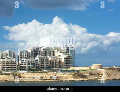 SLIEMA MALTA - Sep 2, 2018: Blick auf Tigne Point in Malta. Panoramablick mit Neubau in Sliema, Malta, Europa Stockfoto