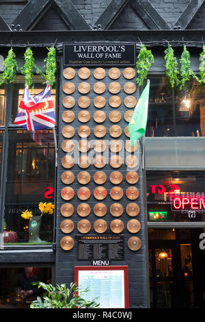 Der Liverpool Wall of Fame auf Mathew St Liverpool UK. 2018. Mit Liverpool Künstler, die Nr. 1 Hit Aufnahmen hatten. Stockfoto