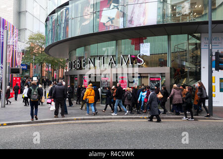 Menschen zu Fuß Vergangenheit Debenhams Department Store in Liverpool One, Herrn St Eingang November 2018. Stockfoto