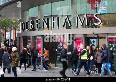 Menschen zu Fuß Vergangenheit Debenhams Department Store in Liverpool One, Herrn St Eingang November 2018. Stockfoto