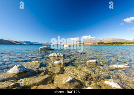 Kristallklare frische Gletscher Wasser an der pristine Lake Tekapo. Friedliche und ruhige Berglandschaft, Mackenzie Basin, Canterbury, Neuseeland. Stockfoto