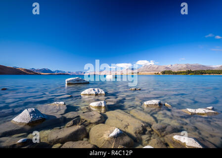 Kristallklare frische Gletscher Wasser an der pristine Lake Tekapo. Friedliche und ruhige Berglandschaft, Mackenzie Basin, Canterbury, Neuseeland. Stockfoto