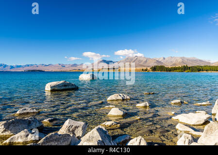 Kristallklare frische Gletscher Wasser an der pristine Lake Tekapo. Friedliche und ruhige Berglandschaft, Mackenzie Basin, Canterbury, Neuseeland. Stockfoto