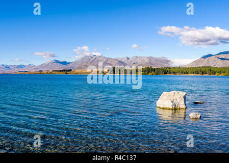 Kristallklare frische Gletscher Wasser an der pristine Lake Tekapo. Friedliche und ruhige Berglandschaft, Mackenzie Basin, Canterbury, Neuseeland. Stockfoto