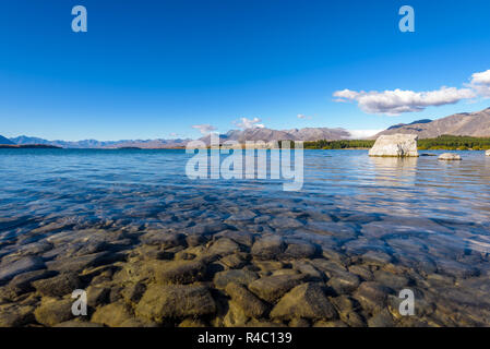 Kristallklare frische Gletscher Wasser an der pristine Lake Tekapo. Friedliche und ruhige Berglandschaft, Mackenzie Basin, Canterbury, Neuseeland. Stockfoto